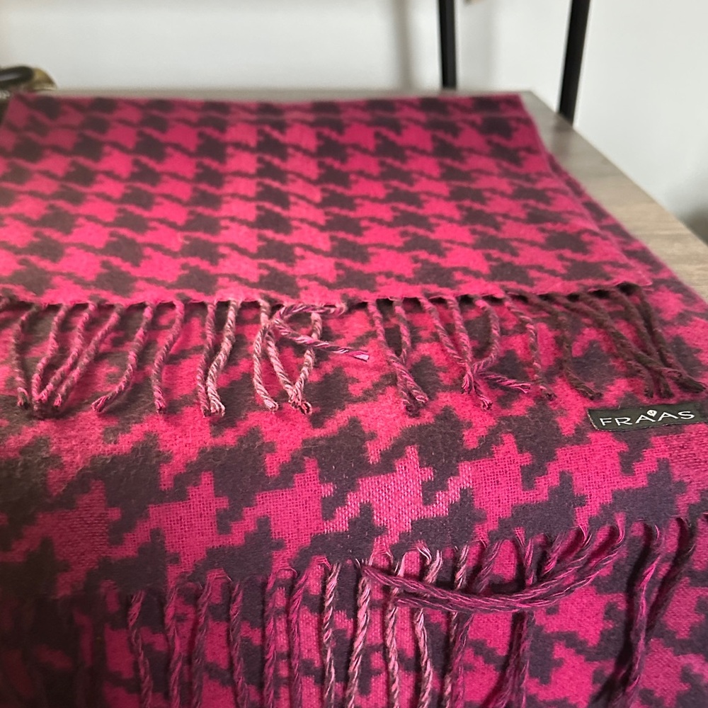 Fraas  Houndstooth  check cashmink Scarf / L- 63” W- 11.3”